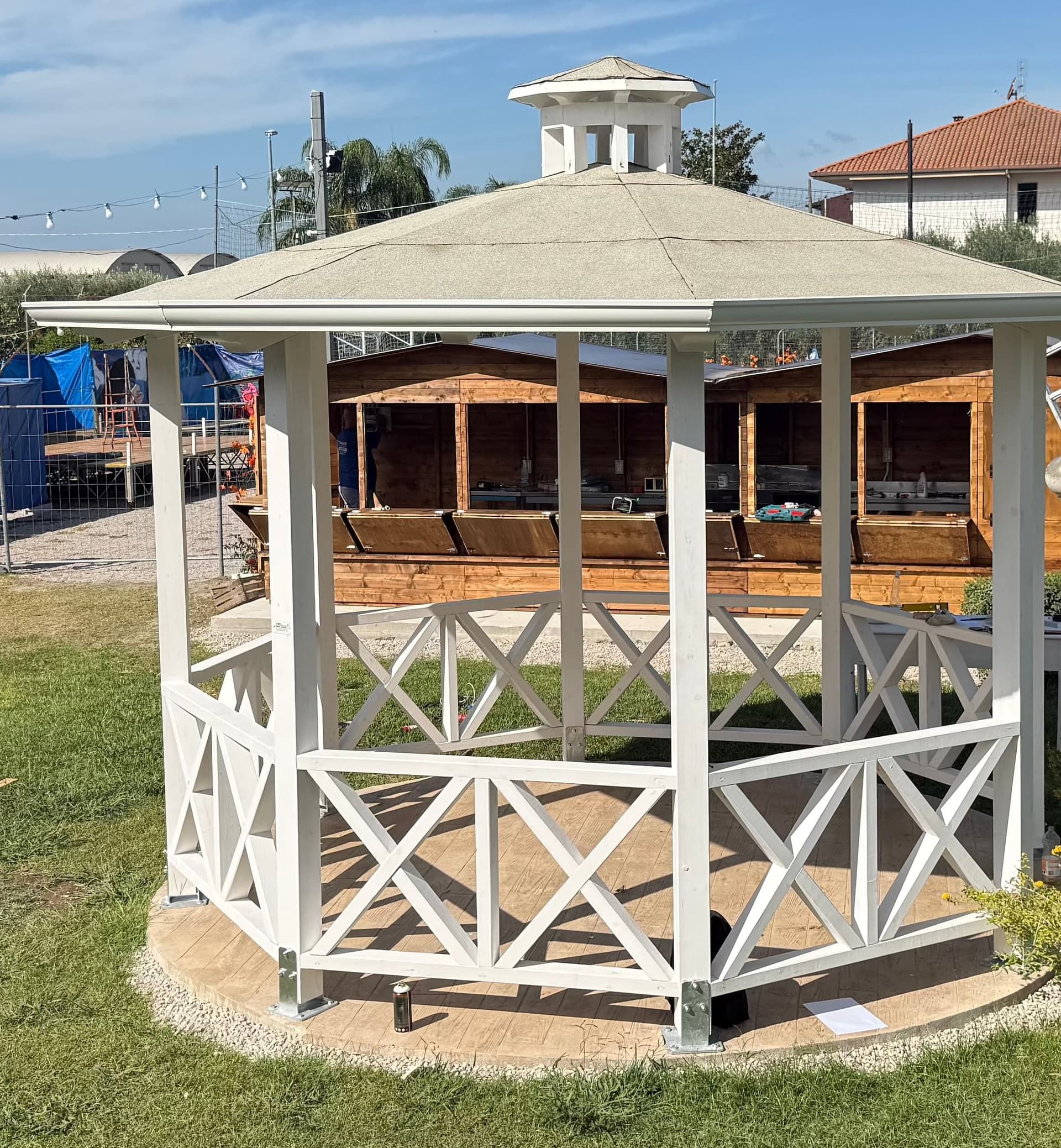 Il gazebo a otto lati finito: pilastri e parapetti bianchi, il tetto con la guaina chiara, la gronda bianca tutto attorno e il lanternino in cima.