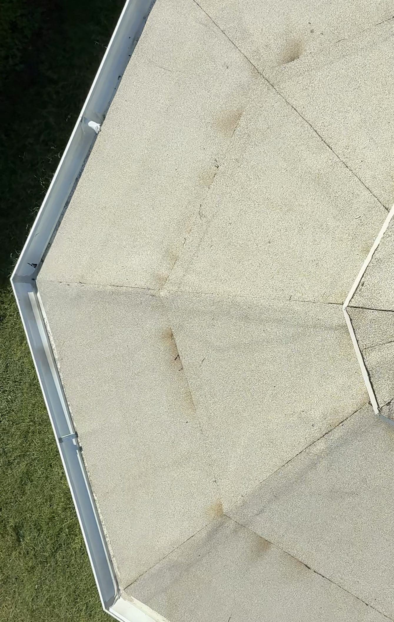 Il tetto del gazebo visto dall’alto durante il lavoro: i teli di guaina chiara sormontati e la gronda bianca lungo i lati.