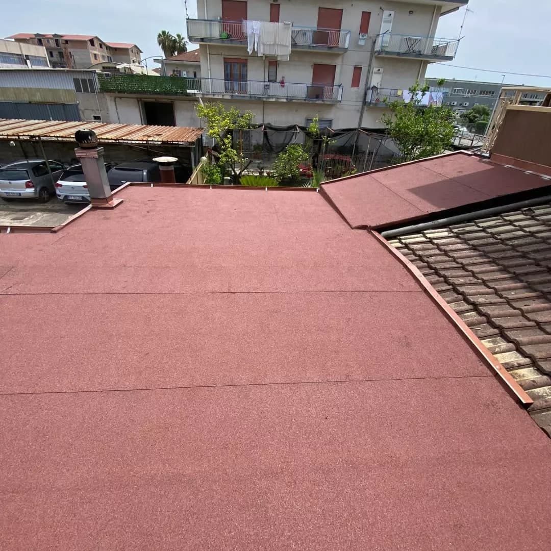 Lo stesso tetto piano finito con la guaina ardesiata rossa.